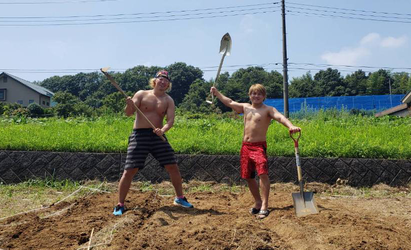 川崎市麻生区栗木にて、TAMURA選手、兼平選手が畑作業のボランティアを行いました