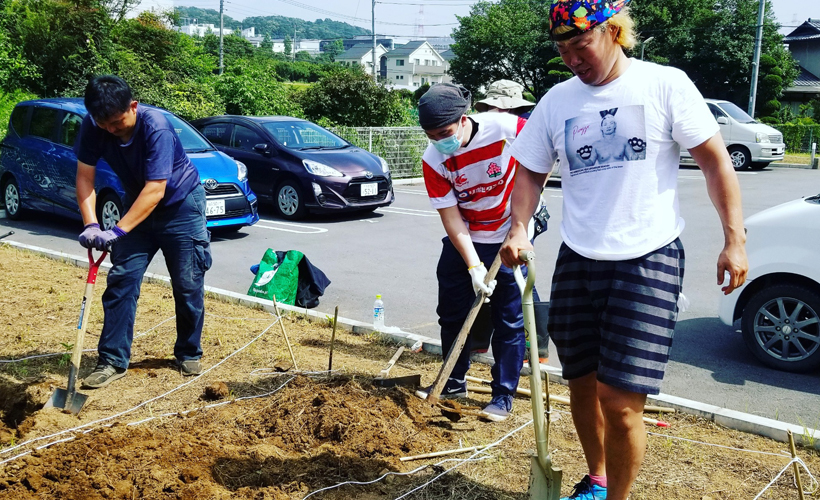 川崎市麻生区栗木にて、TAMURA選手、兼平選手が畑作業のボランティアを行いました